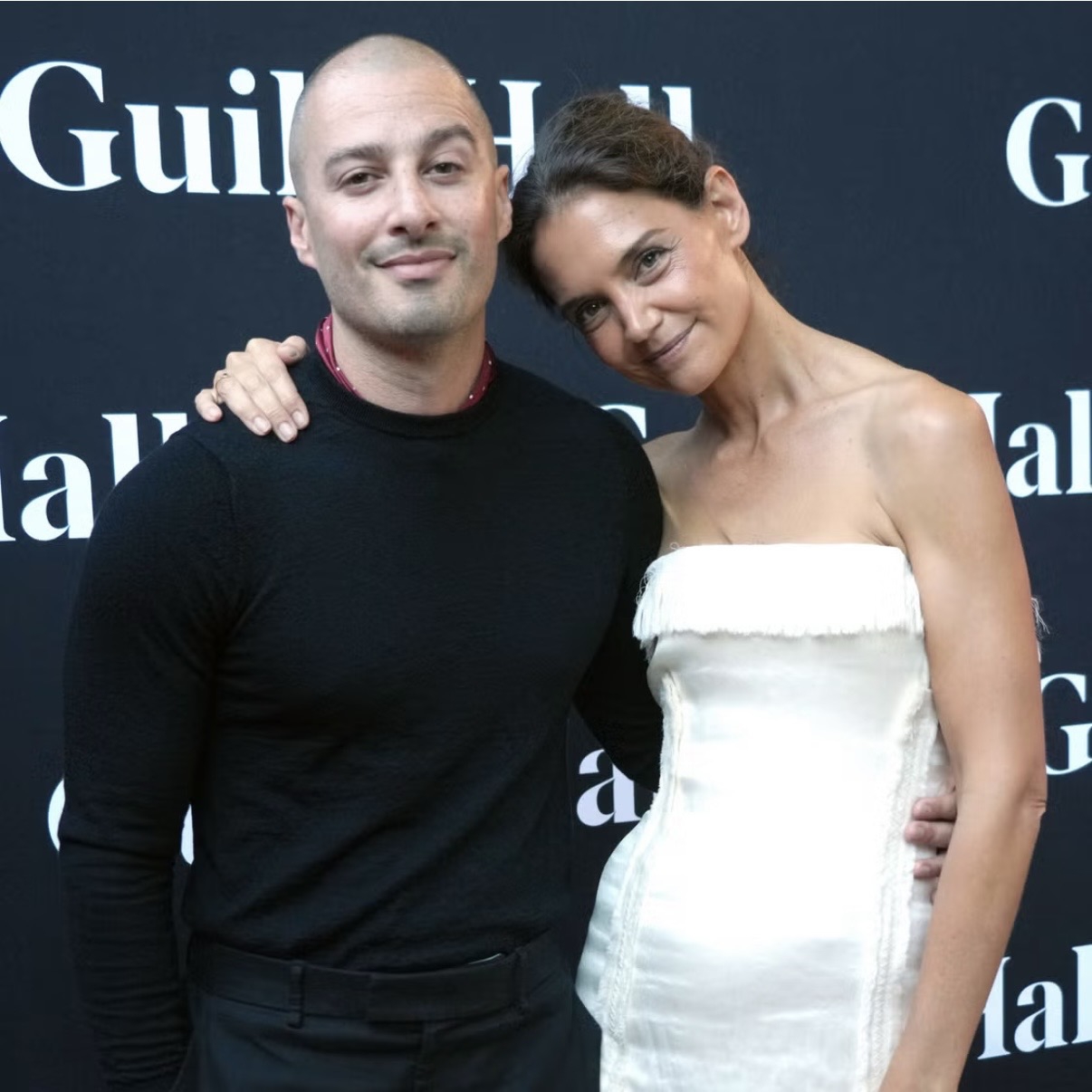 Katie Holmes Kenakan Gaun Putih Fforme untuk Kencan Malam Bersama Jason Yarmosky