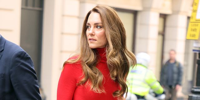 Kate Middleton Tampil Monokrom dengan Turtleneck Merah Cerah dan Rok Midi Senada