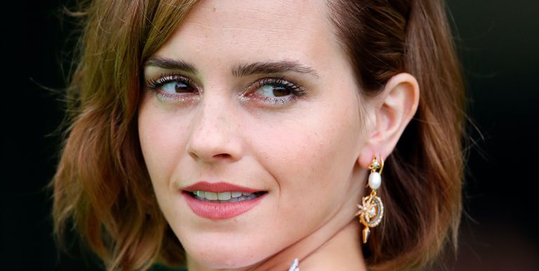 Emma Watson Kembali ke Karpet Merah dengan Gaun Backless yang Berani