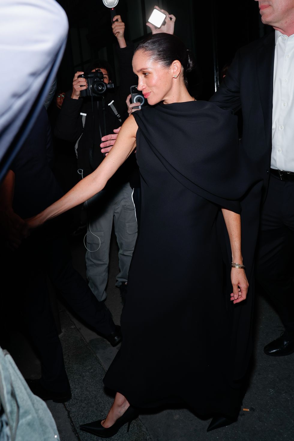 Meghan Markle Kenakan Cape saat Berada di Paris Fashion Week