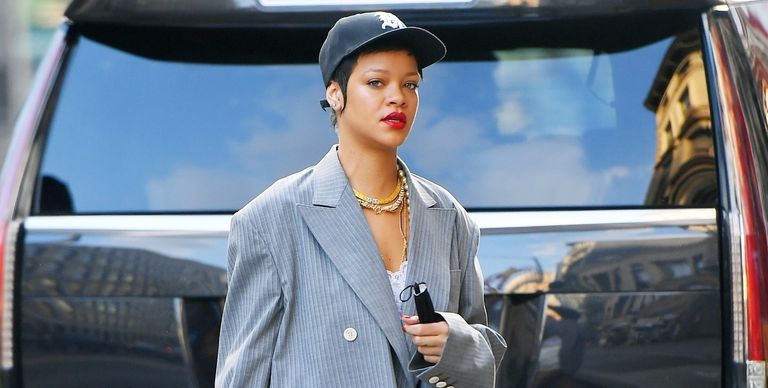 Gaya Unik Rihanna, Walau Dibalut Blazer Ia Bisa Tetap Memakai Topi Bisbol