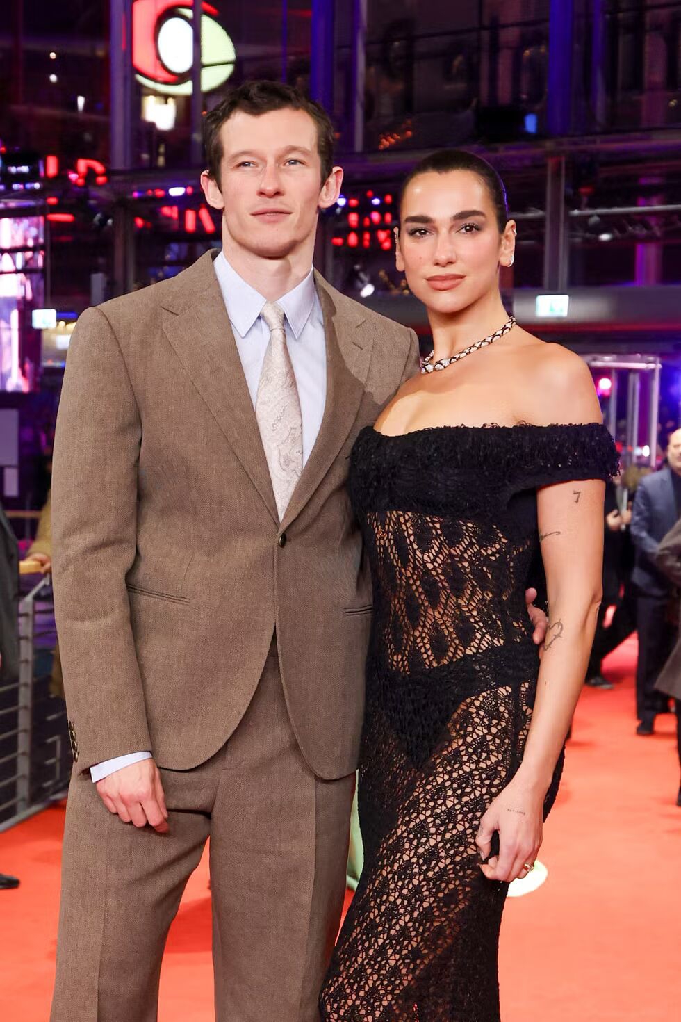 Di Balik Pernikahan Romantis Dua Lipa dan Callum Turner di Italia