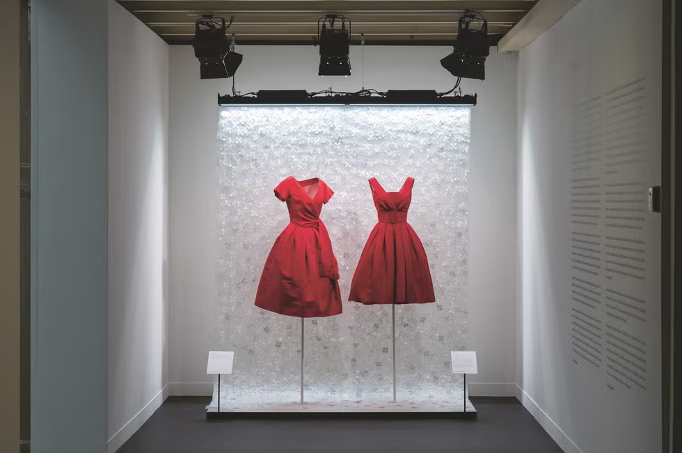 Dari kiri ke kanan: Christian Dior Boutique, c. 1957, Azzedine Ala&iuml;a Haute Couture, 1958