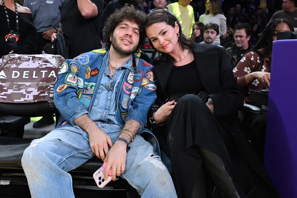 Selena Gomez & Benny Blanco Tampil dengan Gaya Kontras dengan Konsep Outfit Coordinating