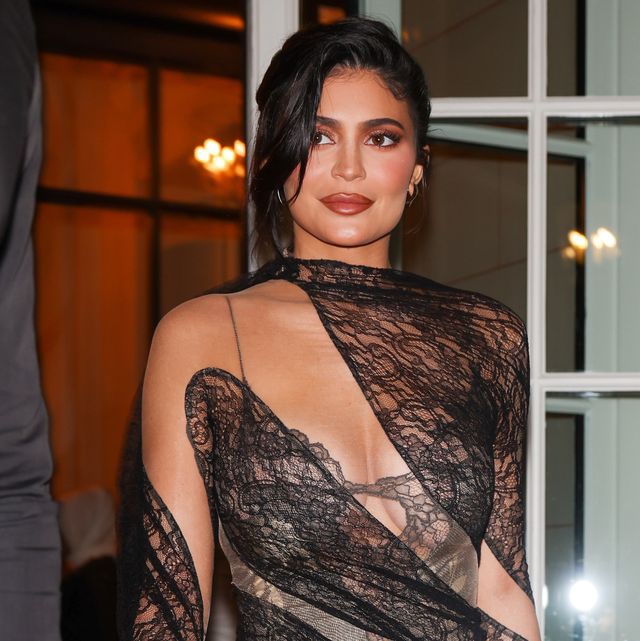 Kylie Jenner Terlihat Mengenakan Gaun Jumpsuit Renda Saat di Paris