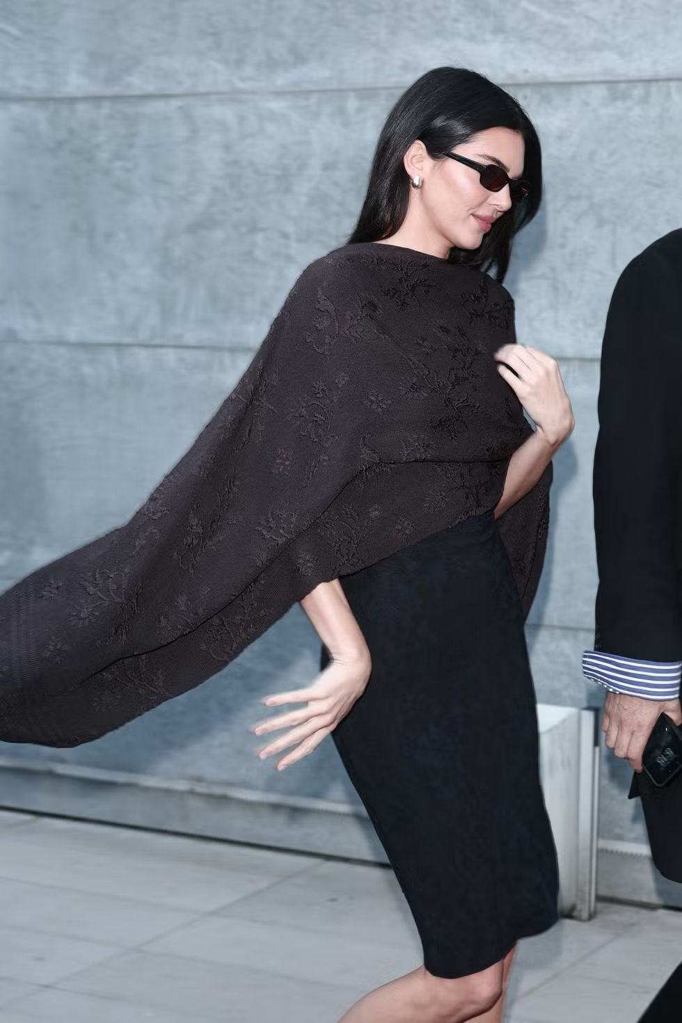 Kendall Jenner menggunakan scarf dikibarkan