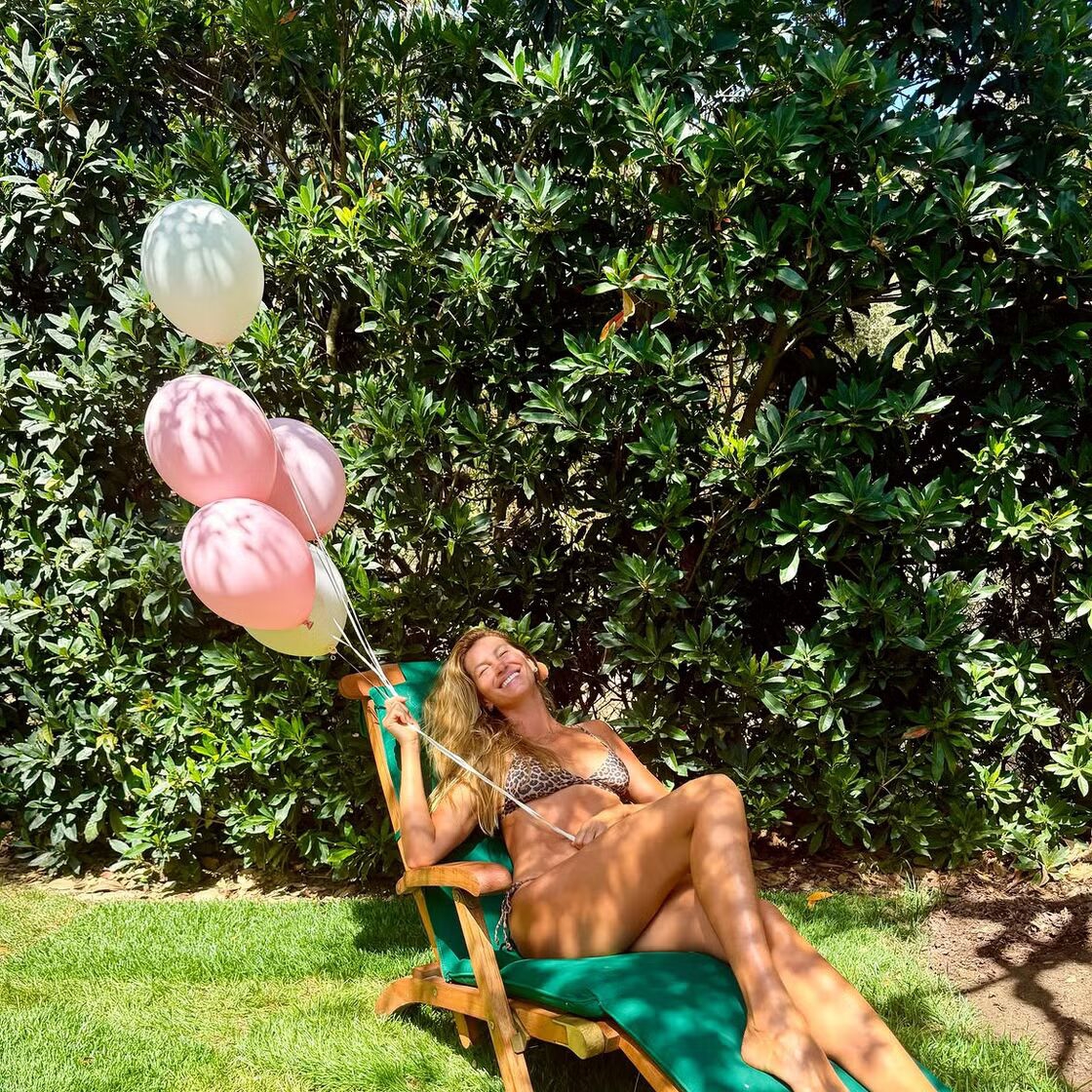 Gisele B&uuml;ndchen Rayakan Ulang Tahun ke-46 Lewat Potret Bikini Bernuansa Hangat