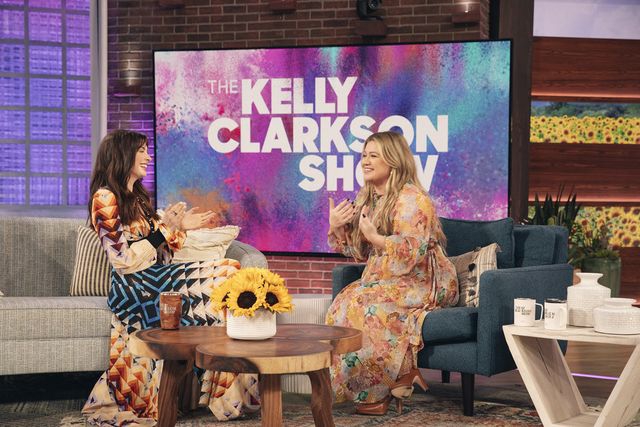 Anne Hathaway Mengalahkan Kelly Clarkson dalam Menyanyikan Lagu