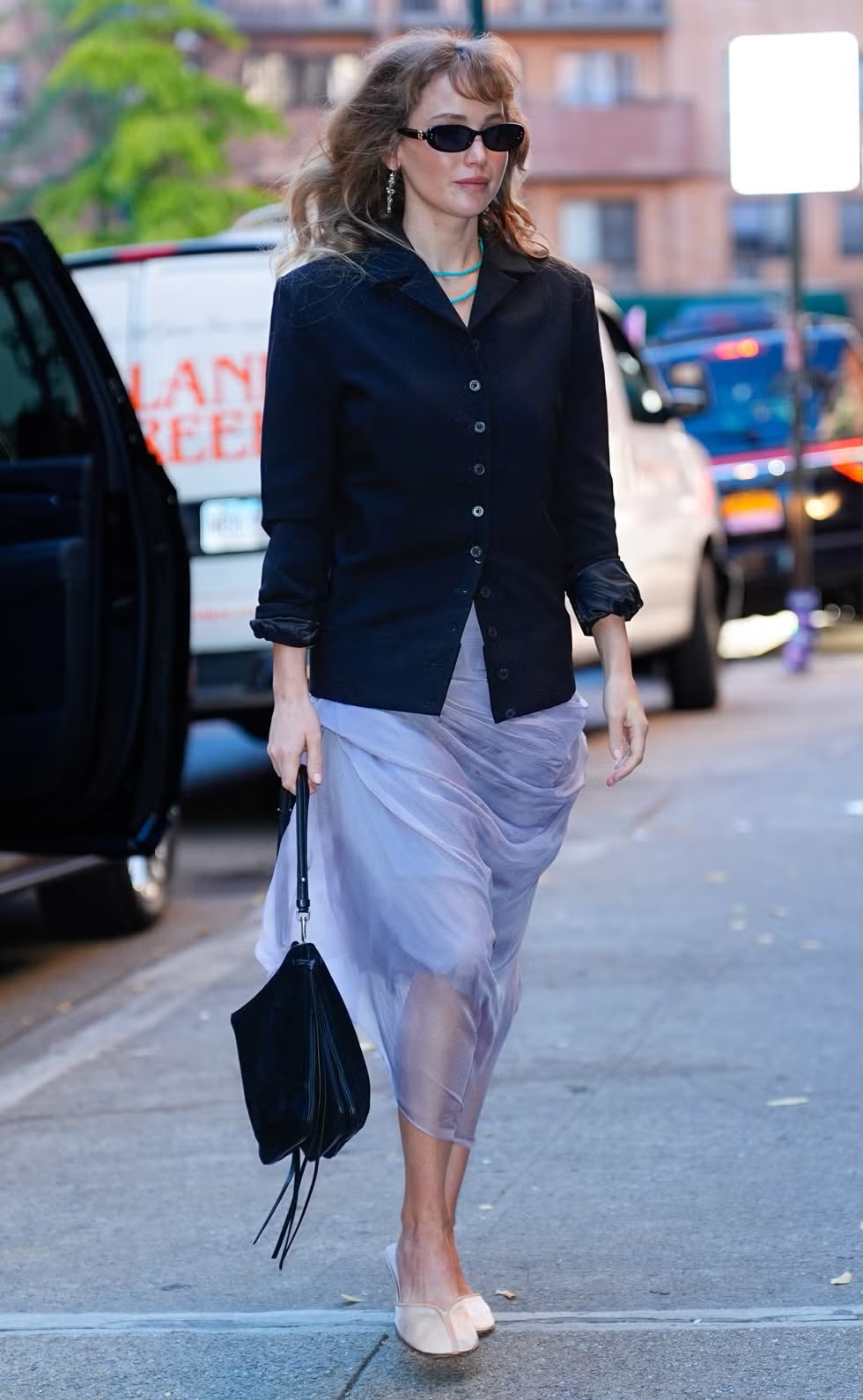 Jennifer Lawrence Tampil dengan Rok Pauline Dujancourt Bernuansa&nbsp;Smoky Lavender Bak Mimpi Romantis