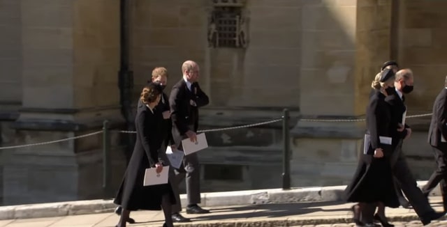 Kate Middleton, Pangeran Harry, dan Pangeran William keluar dari Kapel St. George.