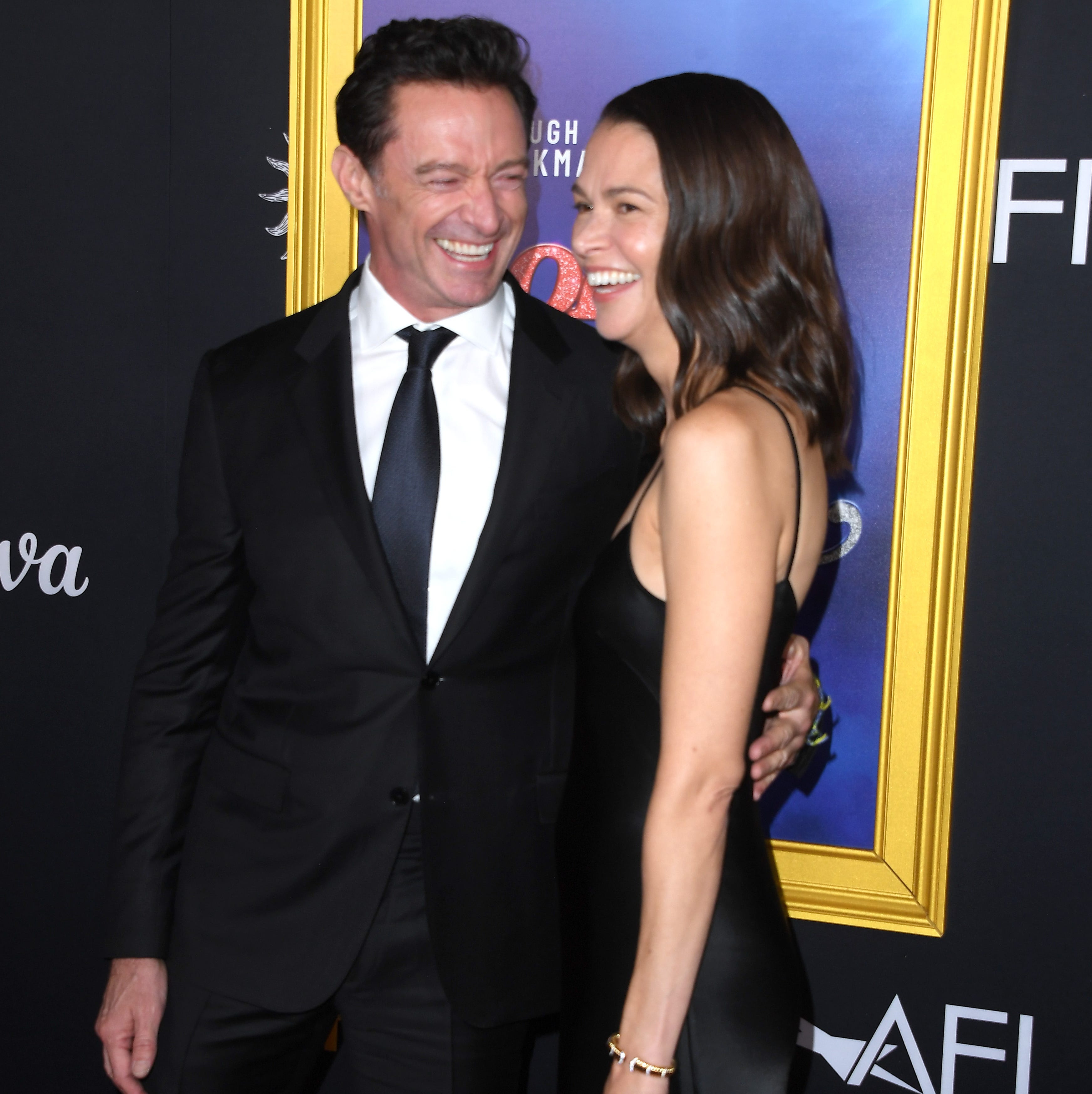 Hugh Jackman dan Sutton Foster Tampil Mesra di Debut Kerpet Merah sebagai Pasangan