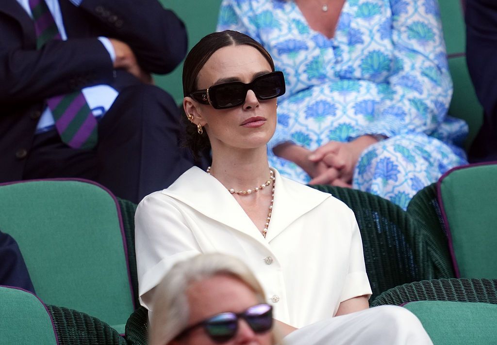 Keira Knightley Hadir di Final Wimbledon dalam Balutan Chanel Serba Putih yang Elegan