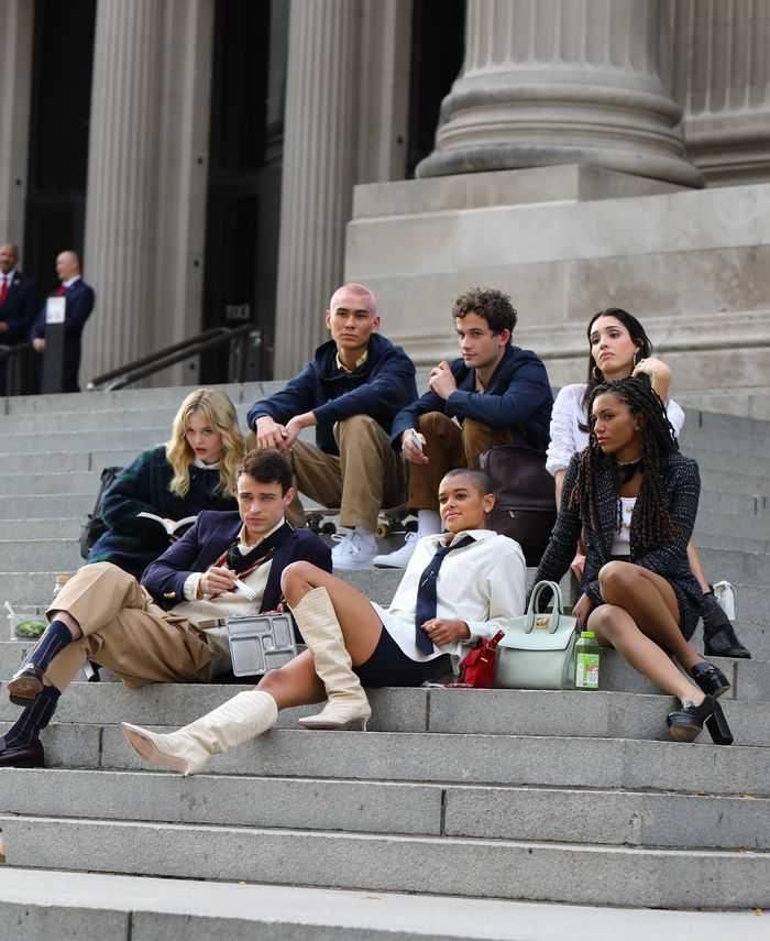 Inilah Aktor Pemeran Serial Gossip Girl Terbaru di Tangga Ikonis Met Museum