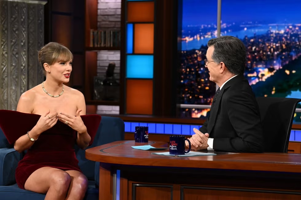 Taylor Swift Berikan Panggilan Romantis untuk Travis Kelce di The Late Show With Stephen Colbert