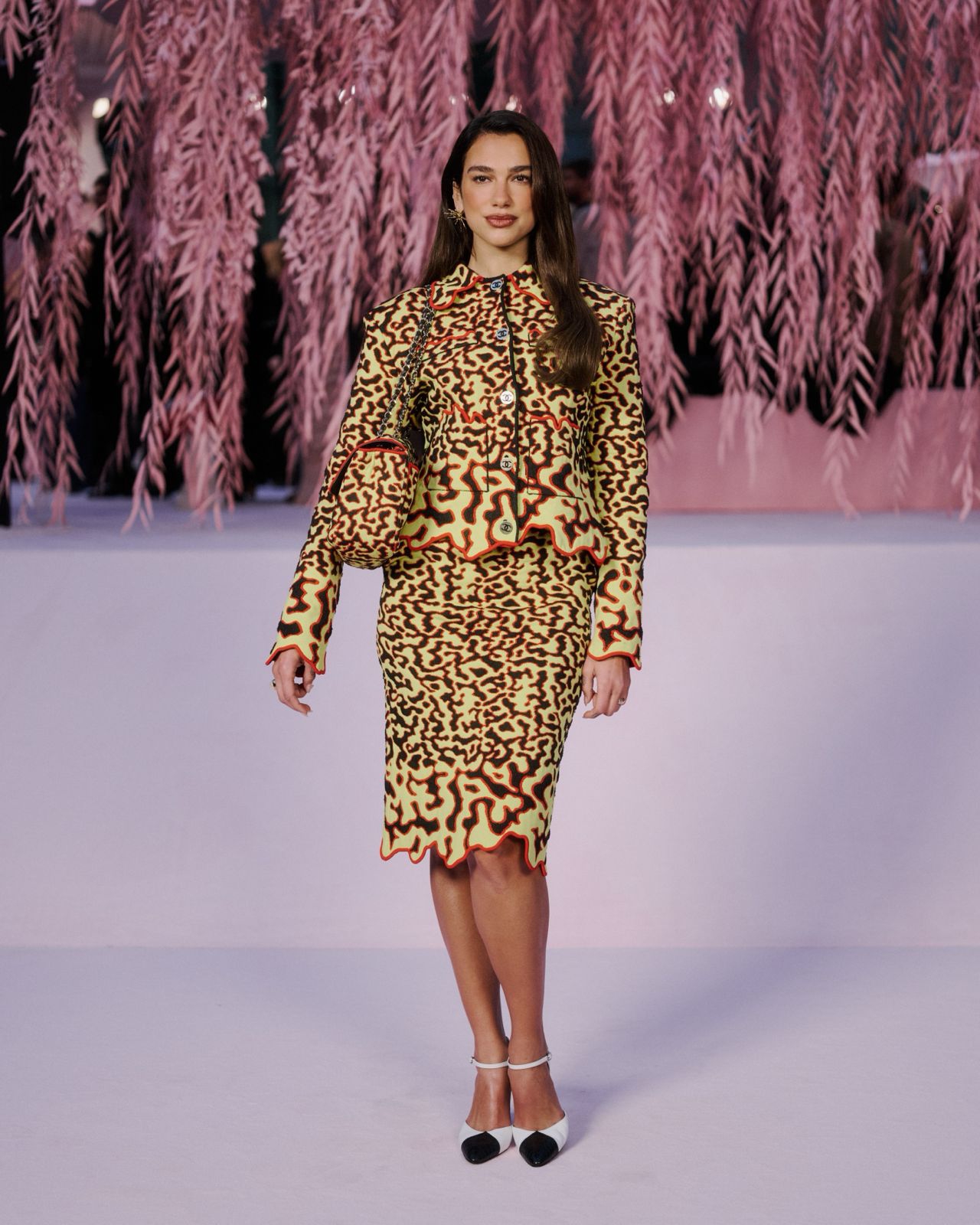 Dua Lipa dengan set busana nya