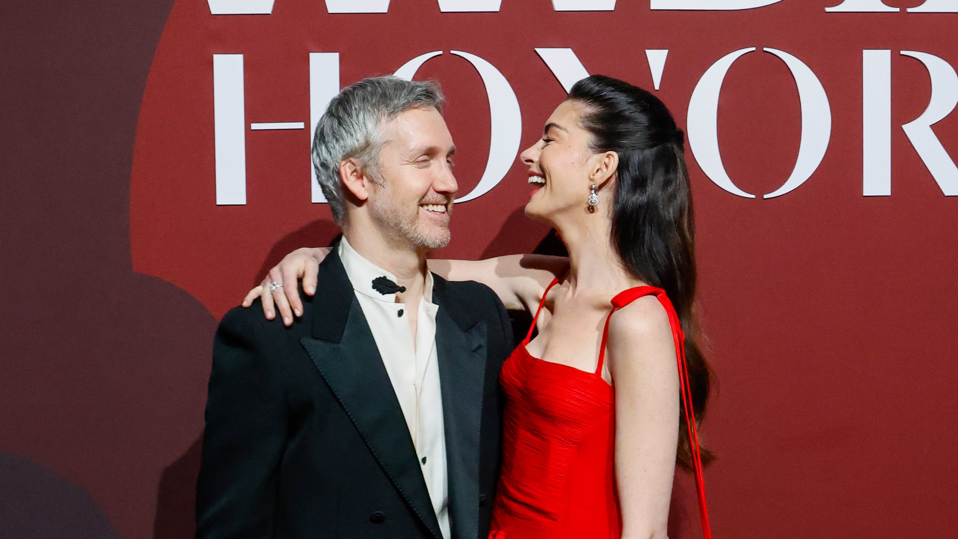 Anne Hathaway Tampil Bergaya Romantis dalam Gaun Arsip Valentino 