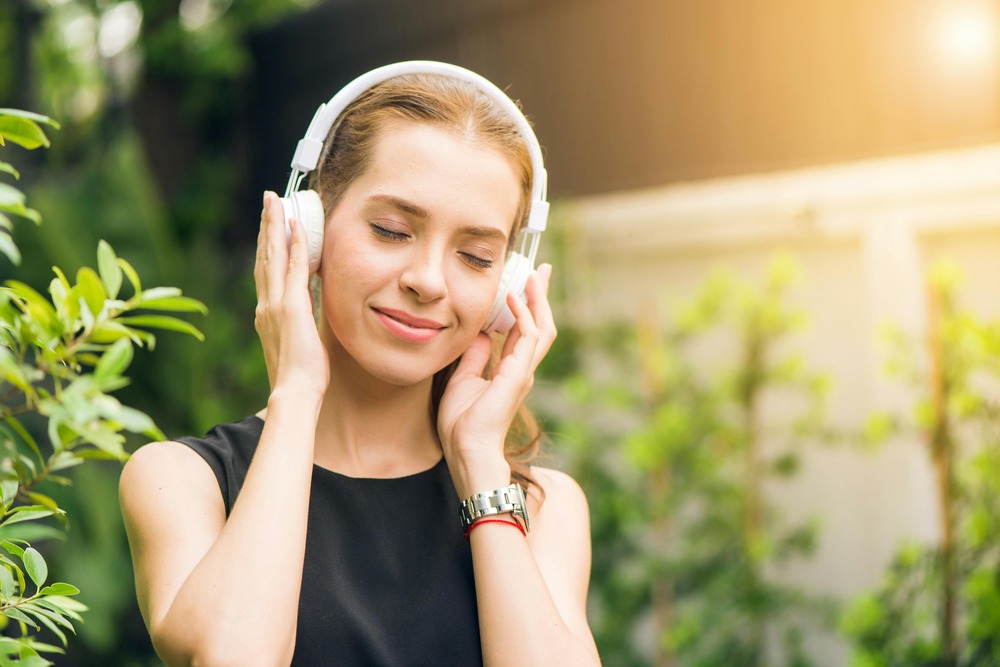 12 Lagu Indah untuk Didengar atau Dikirimkan ke Pasangan Saat Sedang LDR