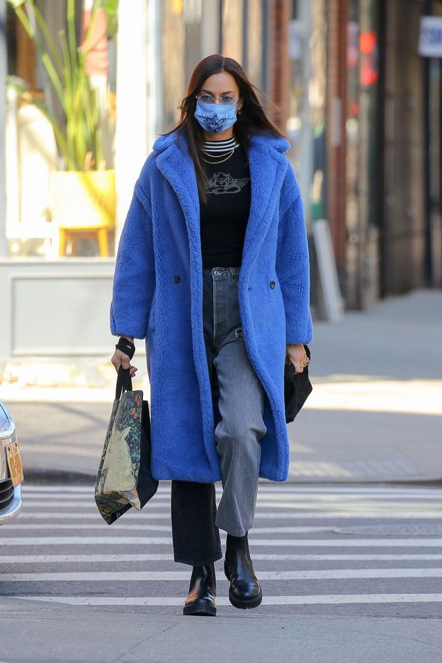 Irina Shayk Membawakan Gaya Punk dengan Mantel Biru Elektrik dan Denim
