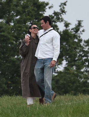 Dua Lipa dan Callum Turner Merayakan Pernikahan dengan Gaya Abadi Saat Jalan Santai di London