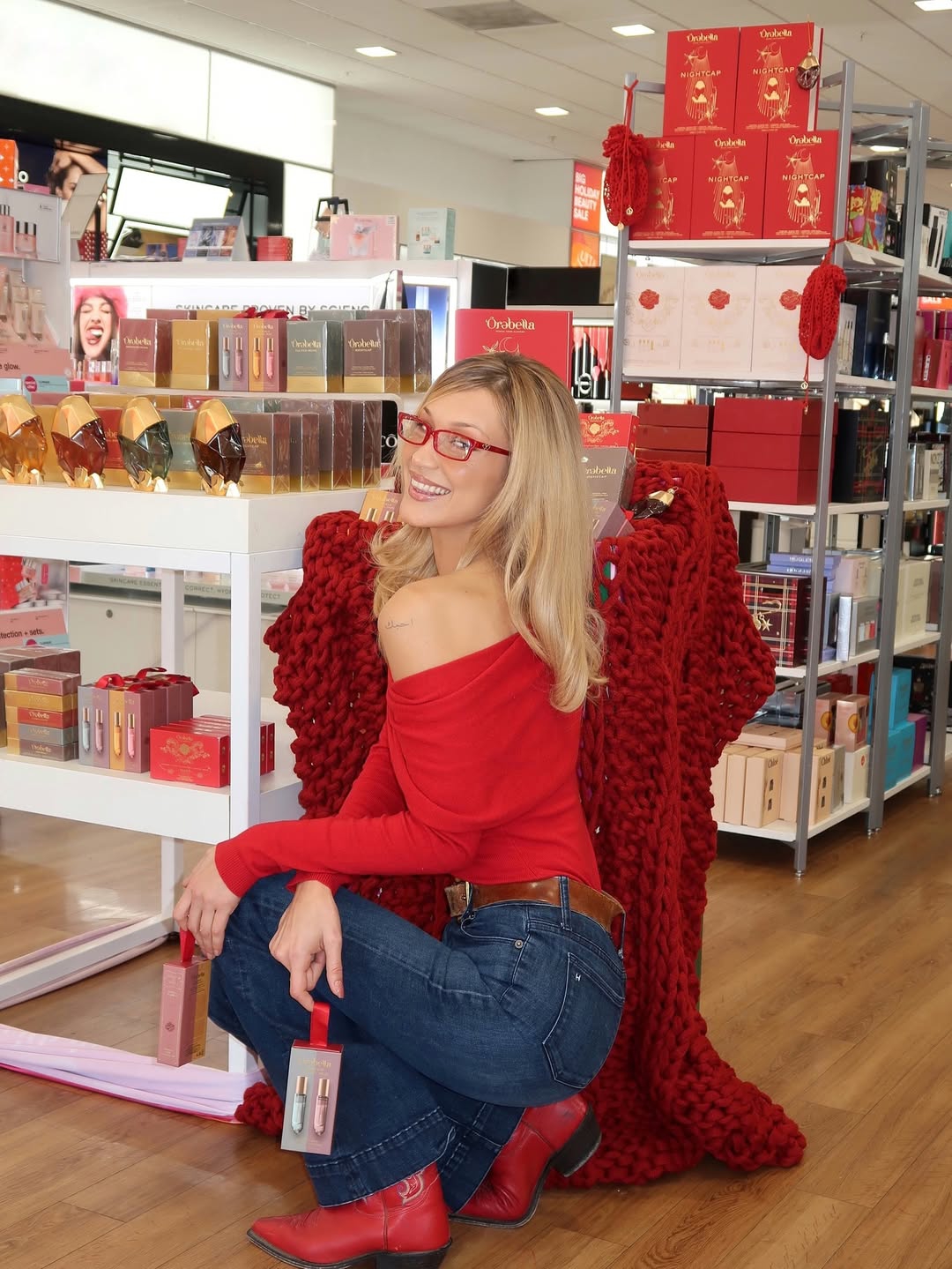 Bella Hadid Beri Sentuhan Western dengan Cowboy Boots Merah dan Sweater Cozy