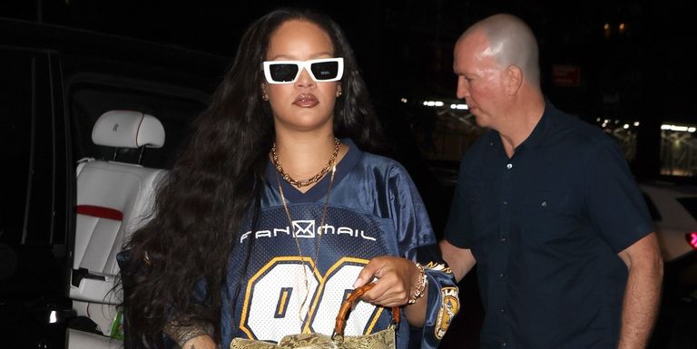 Kecerdikan Rihanna Membuat Jersey Bola Oversized yang Dipasangkan dengan Clogs Terlihat Bagus