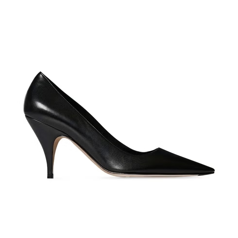 Dari Kiri ke Kanan: The Row Liisa Pump, Prada Leather Wallet