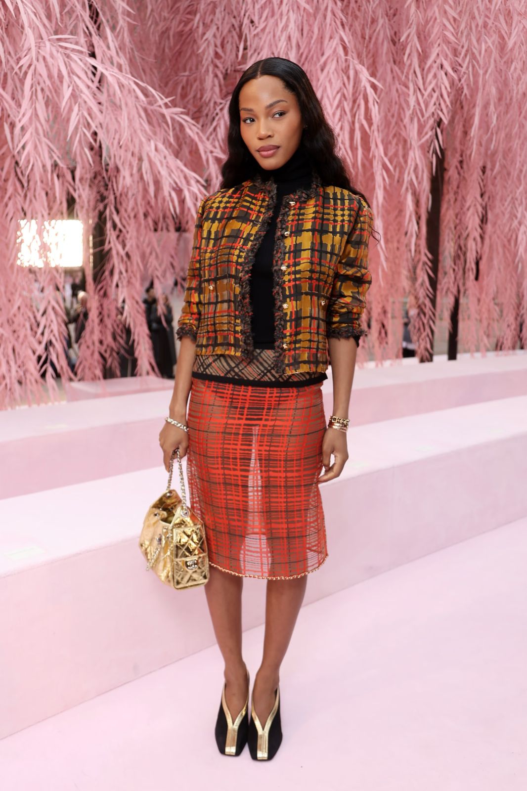 Rok orange transparan yang menjadi sorotan