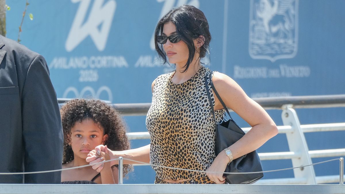 Kylie Jenner Kenakan Outfit dengan Motif Cheetah yang Mencuri Perhatian saat Pergi ke Bandara