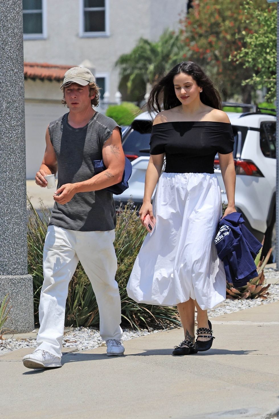 Rosalia dan Jeremy Allen White Tampil Serasi dengan Gaya Monokrom Saat Makan Siang Bersama