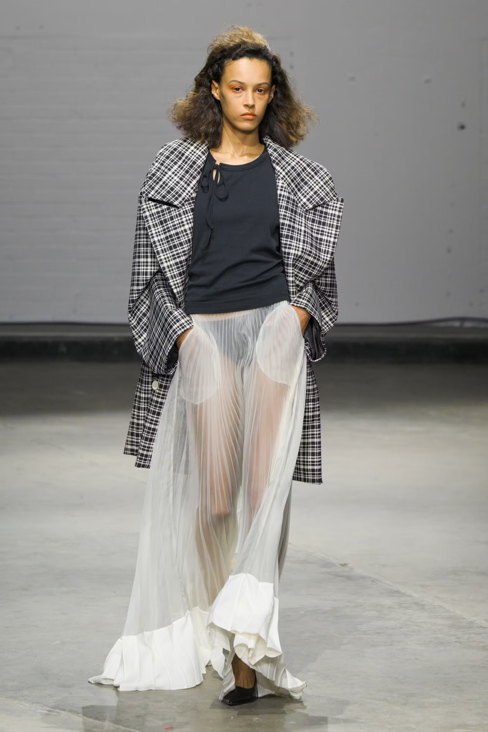 Padu Padan Cerdas untuk Gaya yang Lebih Berani dengan Sheer Skirt