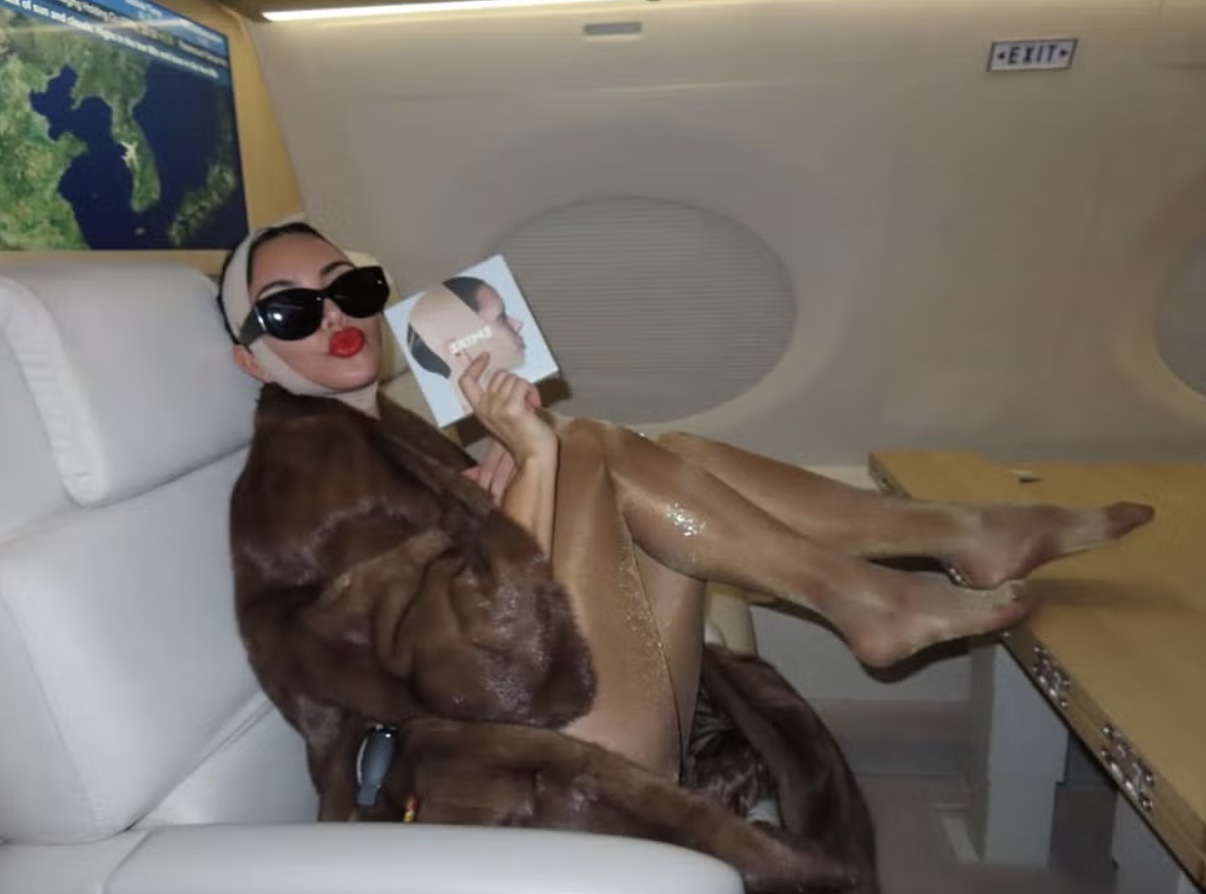 Kim Kardashian Mengenakan Stoking YSL