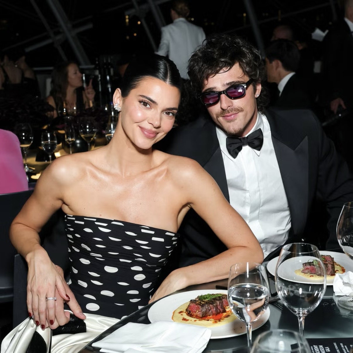 Kendall Jenner dan Jacob Elordi Tampilkan Gaya Pasangan Hitam-Putih Klasik di Academy Museum Gala