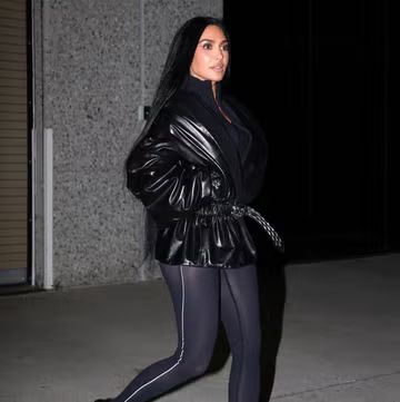 Kim Kardashian Padukan Ballerina Sneakers&nbsp; dengan Jaket Phoebe Philo yang Sleek