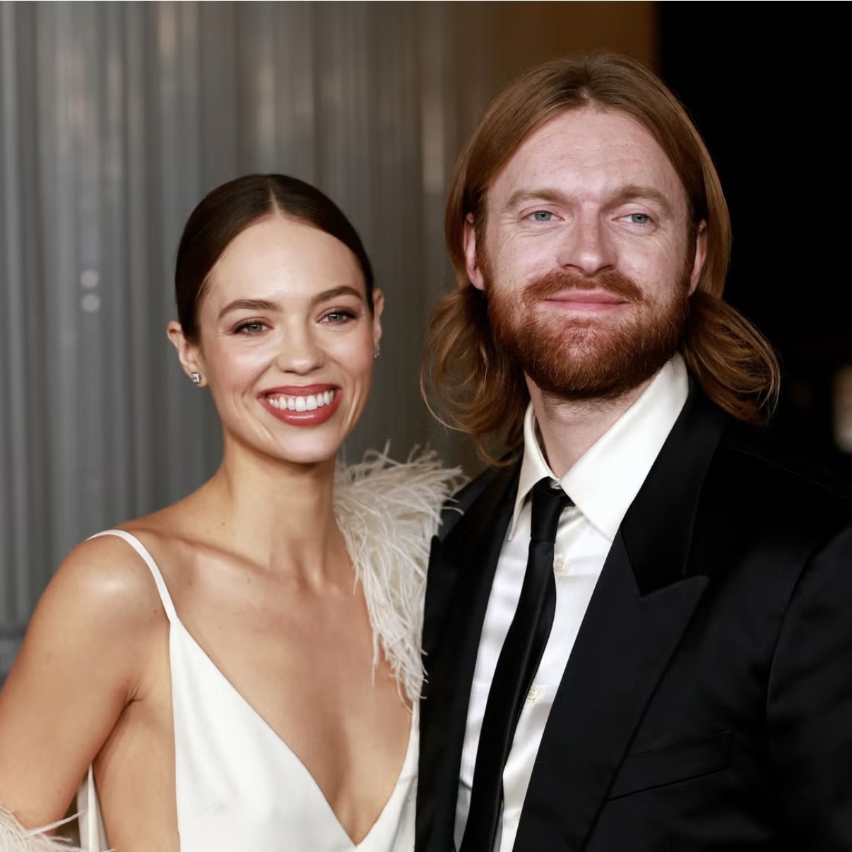 Finneas dan Claudia Sulewski Menikah dalam Upacara Pernikahan di Pesisir California