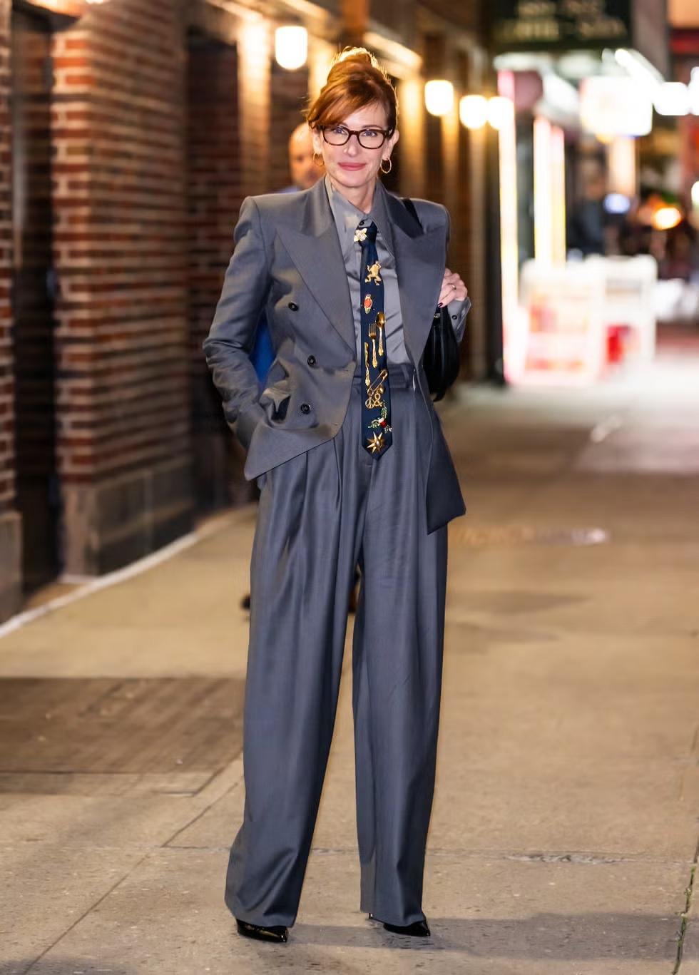 Julia Roberts Hadir dengan Sentuhan Modern dan Funky dengan Mengenakan Lagi Tampilan Ikonis dari Tahun 1990