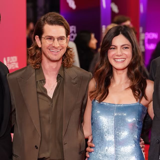 Debut Karpet Merah Andrew Garfield dan Monica Barbaro Terasa Tenang dan Glamor, Persis Seperti Mereka