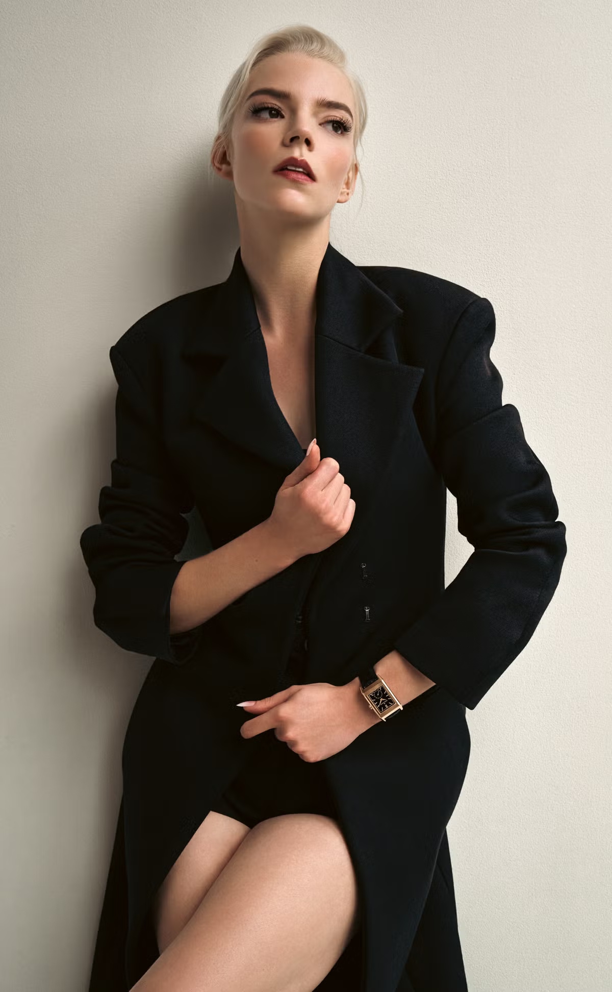 Anya Taylor-Joy Menghadapi Popularitas dan Menjadikan Fashion sebagai Pelindungnya