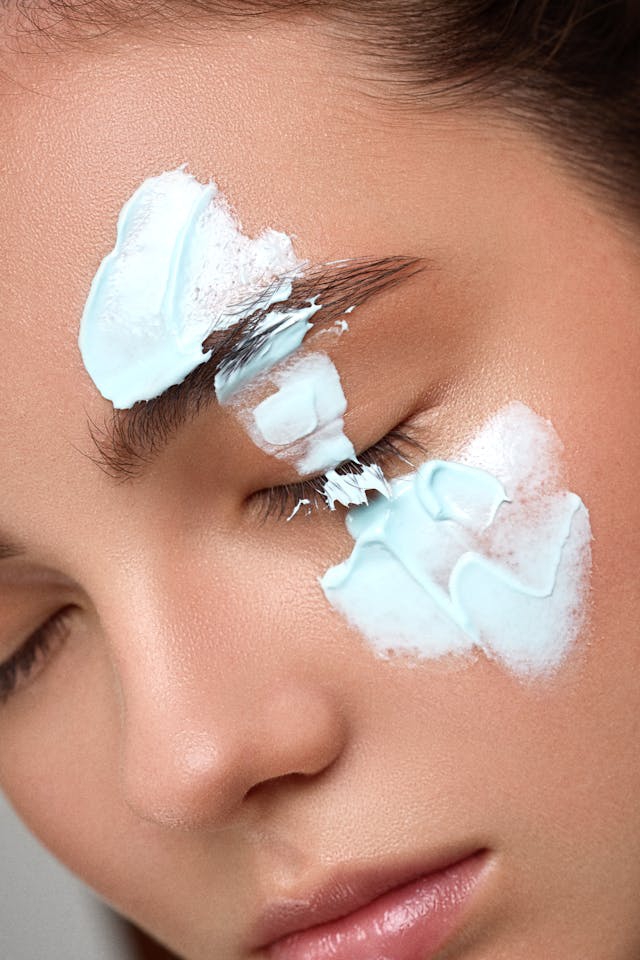 10 Cara Pakai Eye Cream yang Benar agar Mata Terlihat Segar dan Awet Muda