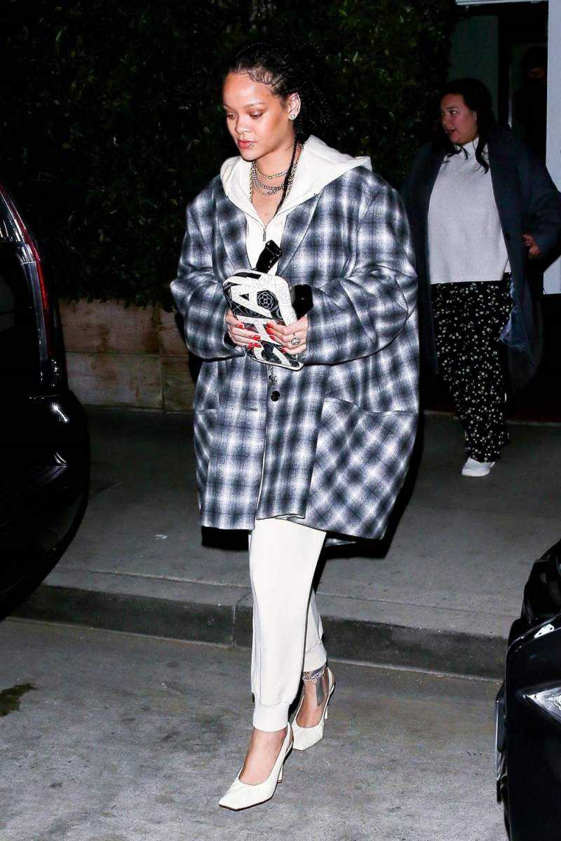 Rihanna Keluar Mengenakan Jaket Oversized Nina Ricci dan Sepatu Fenty