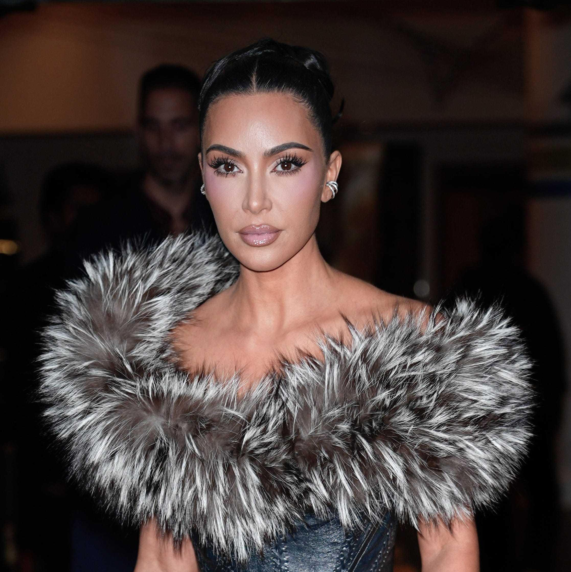 Kim Kardashian Melanjutkan Gaya “Berbulu”-nya Lewat Busana Arsip