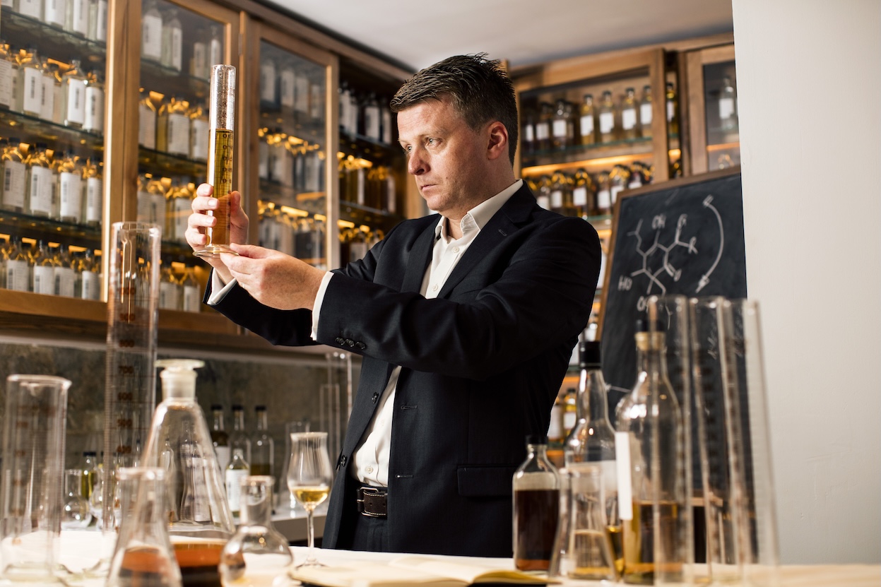 Merayakan Kolaborasi Edisi Terbatas Glenfiddich bersama Tim Aston Martin Formula One