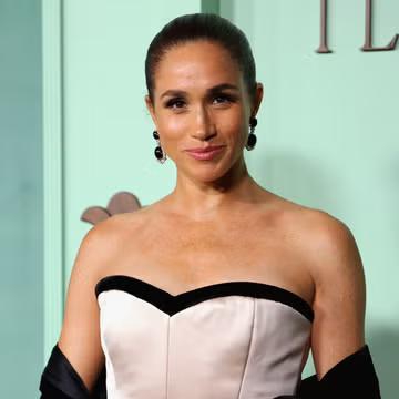 Duchess Meghan Menunjukkan Dukungannya di Gala Fifteen Percent Pledge dengan Gaun Buatan Khusus dari Harbinson Studio