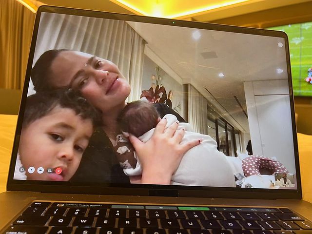 Chrissy Teigen Membagikan Berbagai Foto Candid Saat Menyusui Bayinya