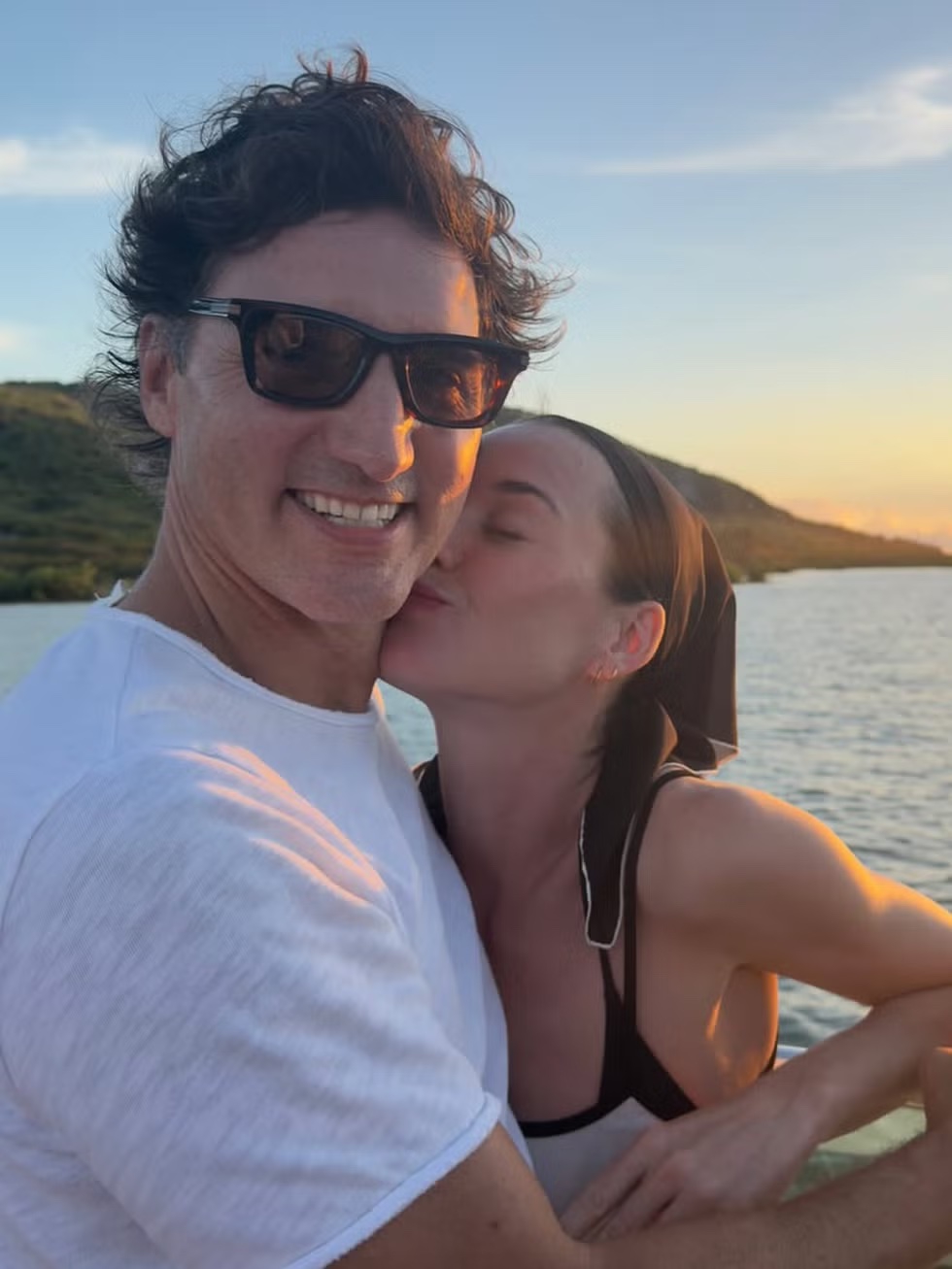 Katy Perry dan Justin Trudeau Rayakan Tahun Baru dengan Suasana Romantis di Tepi Pantai