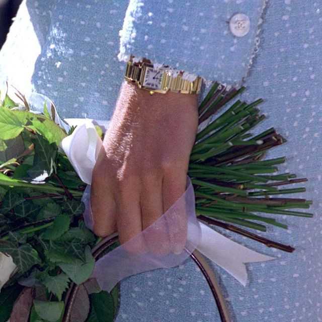 Foto jarak dekat tangan Putri Diana yang dilingkari jam tangan rancangan Cartier pada 1997.