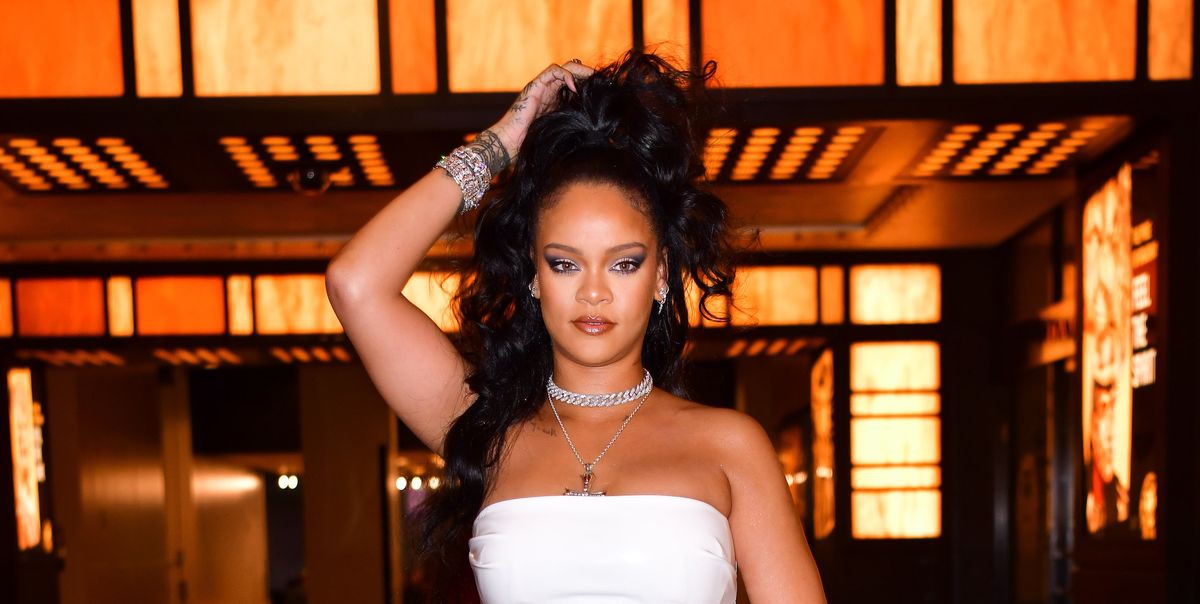 Rihanna Mengenakan Gaun Slip Berlapis Kristal saat Keluar Malam di L.A.