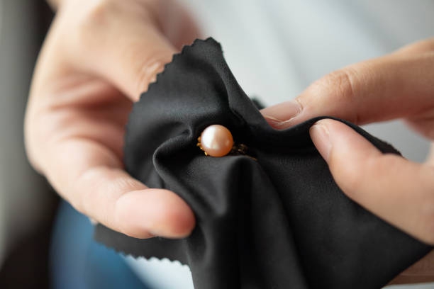 Cara Membersihkan Anting Emas Tanpa Merusak Kilau Aslinya