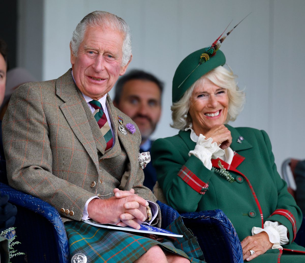Raja Charles dan Ratu Camilla Membagikan Kartu Natal Meriah Mereka