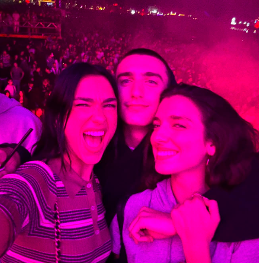 Dua Lipa Tampil Ekstra dalam Setelan Mini dari Prada Saat Menikmati Konser Musik