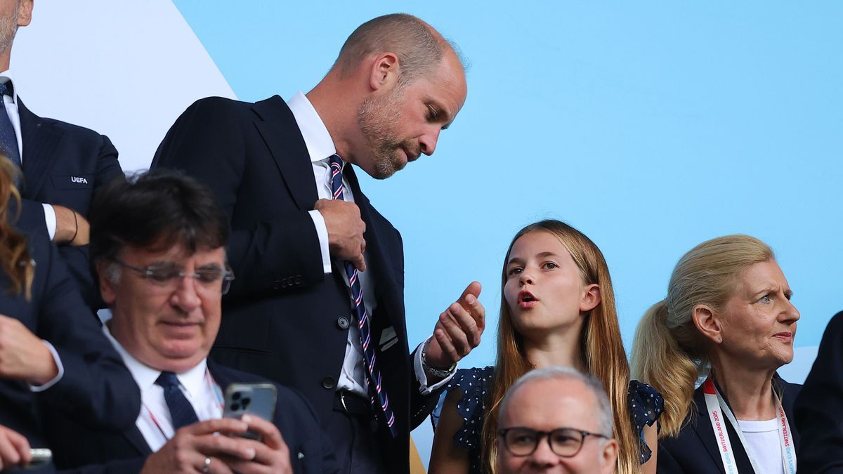 Putri Charlotte Temani Pangeran William Menonton Pertandingan Bola